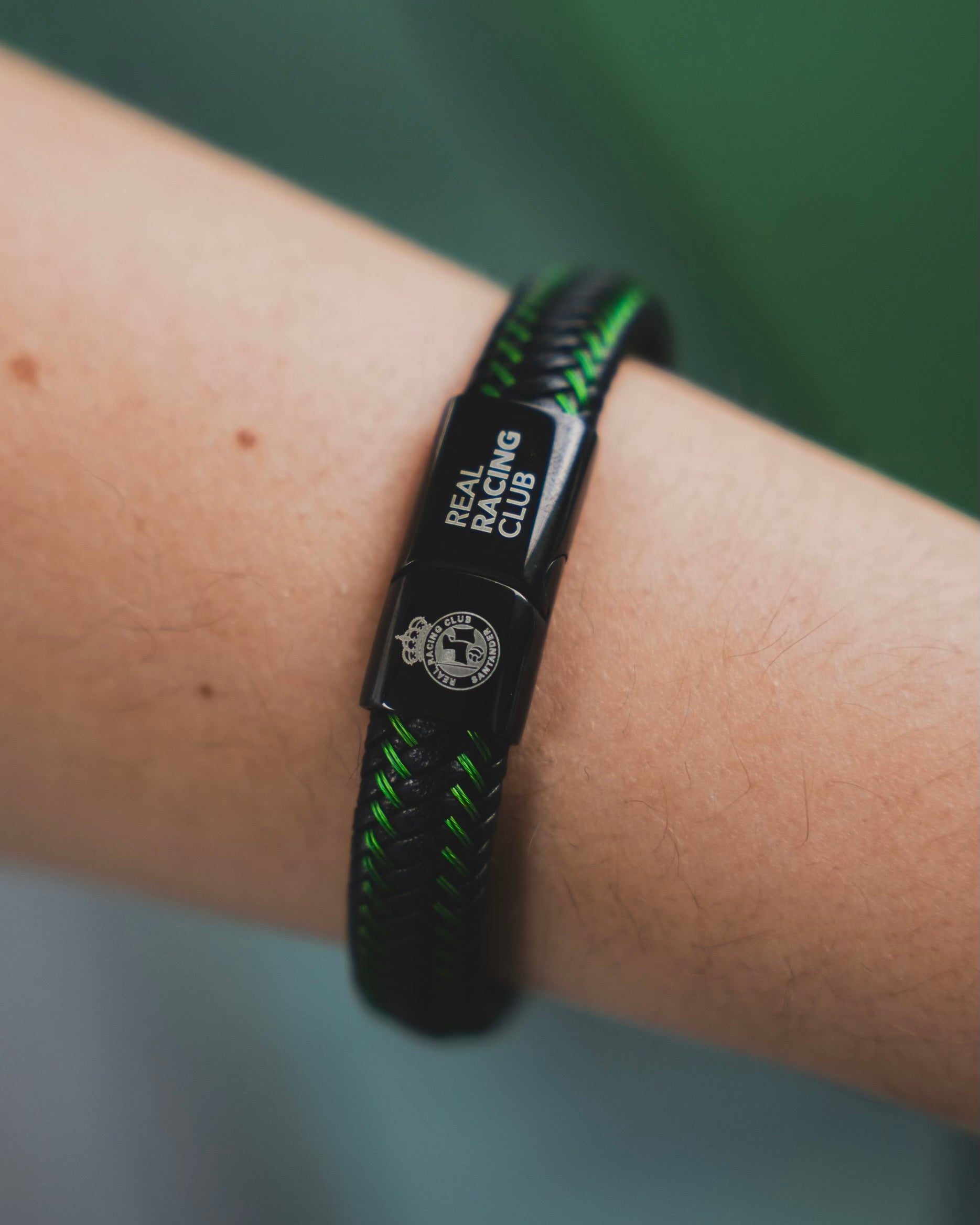 PULSERA VERDE Y NEGRA RRC