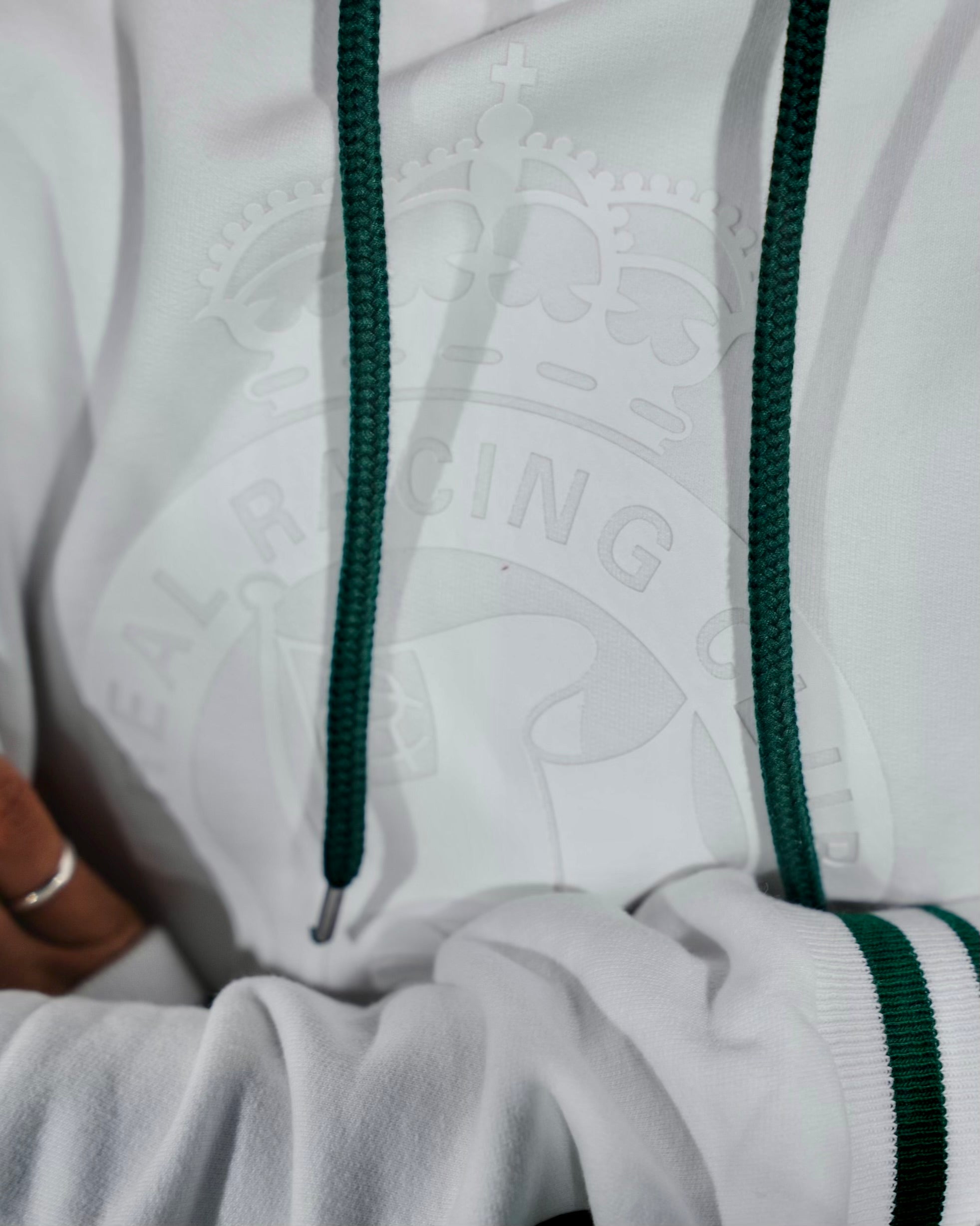 SUDADERA_BLANCA_ESCUDO_2.jpg